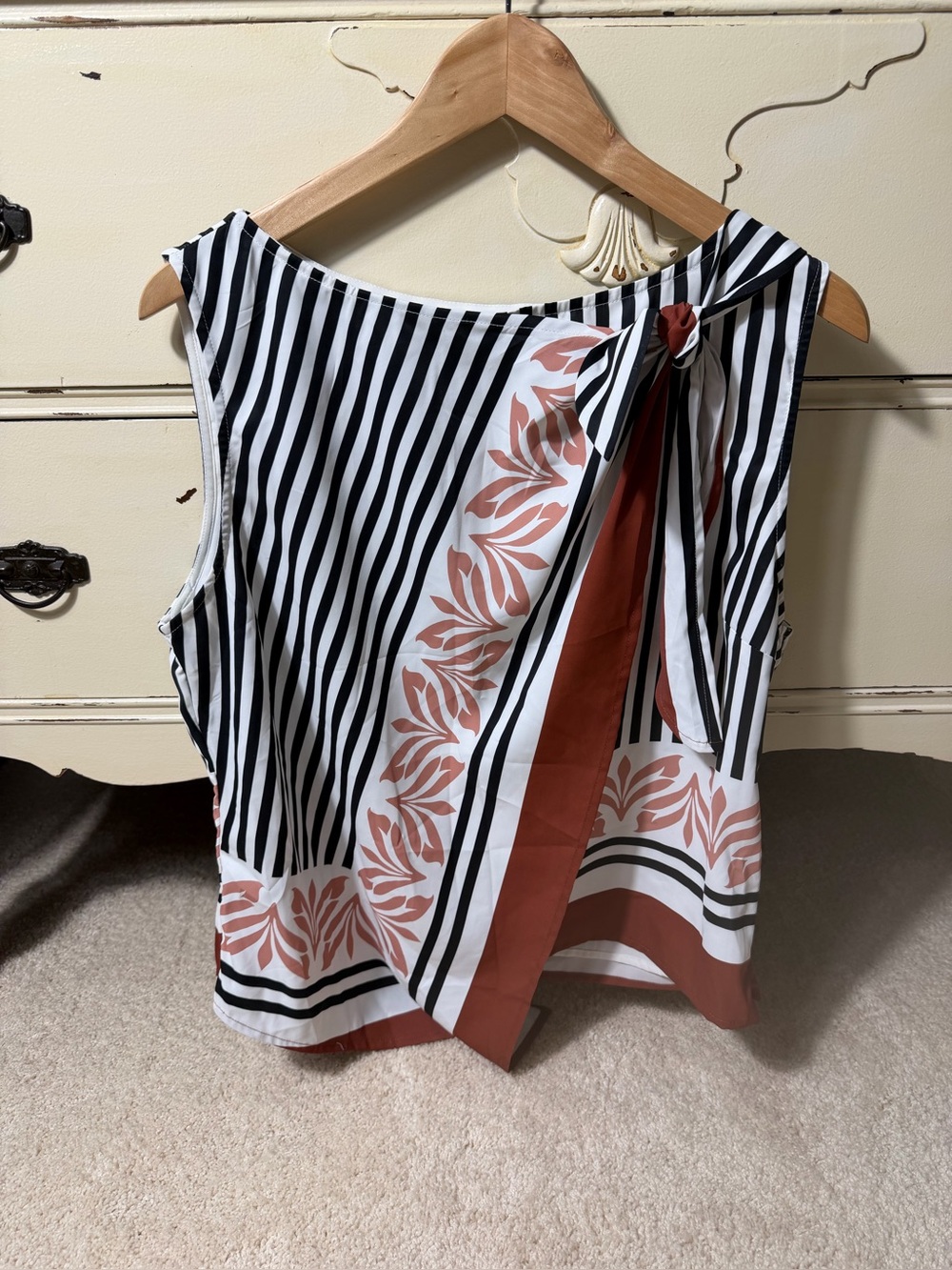 Abercrombie & Fitch Sleeveless Blouse with Tie at the Collar Size L